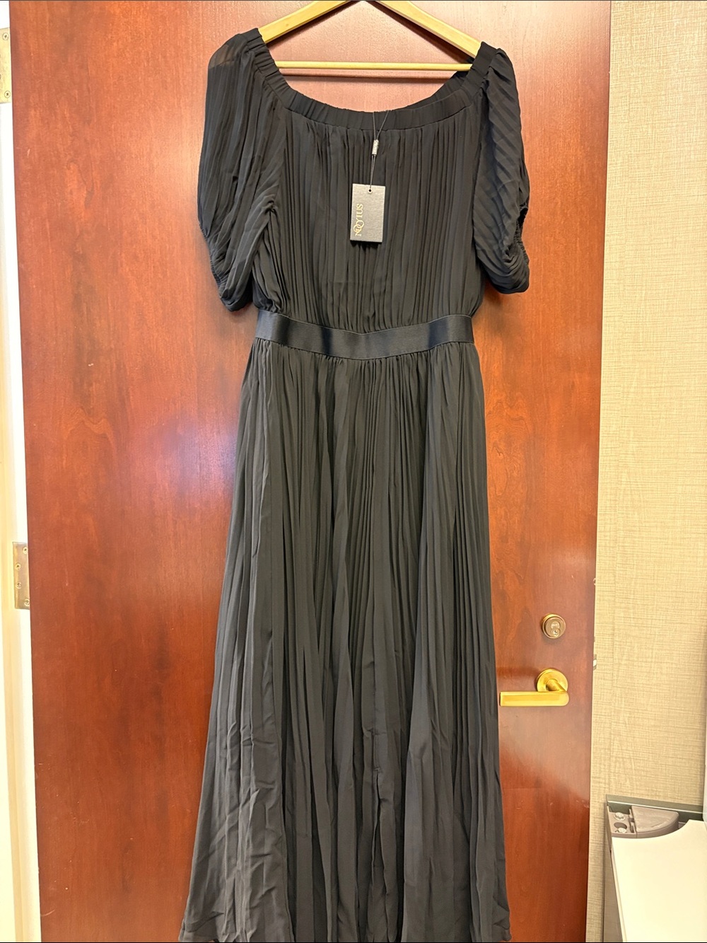 Elegant Black Pleated Maxi Dress with Puff Sleeves